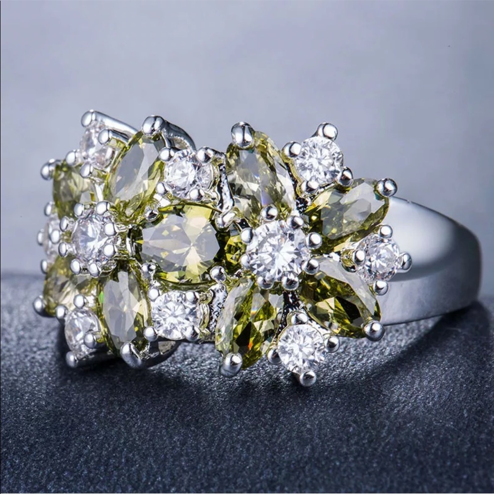 New 925 Silver Beautiful Flower Emerald 💍 Ring - Picture 4 of 4